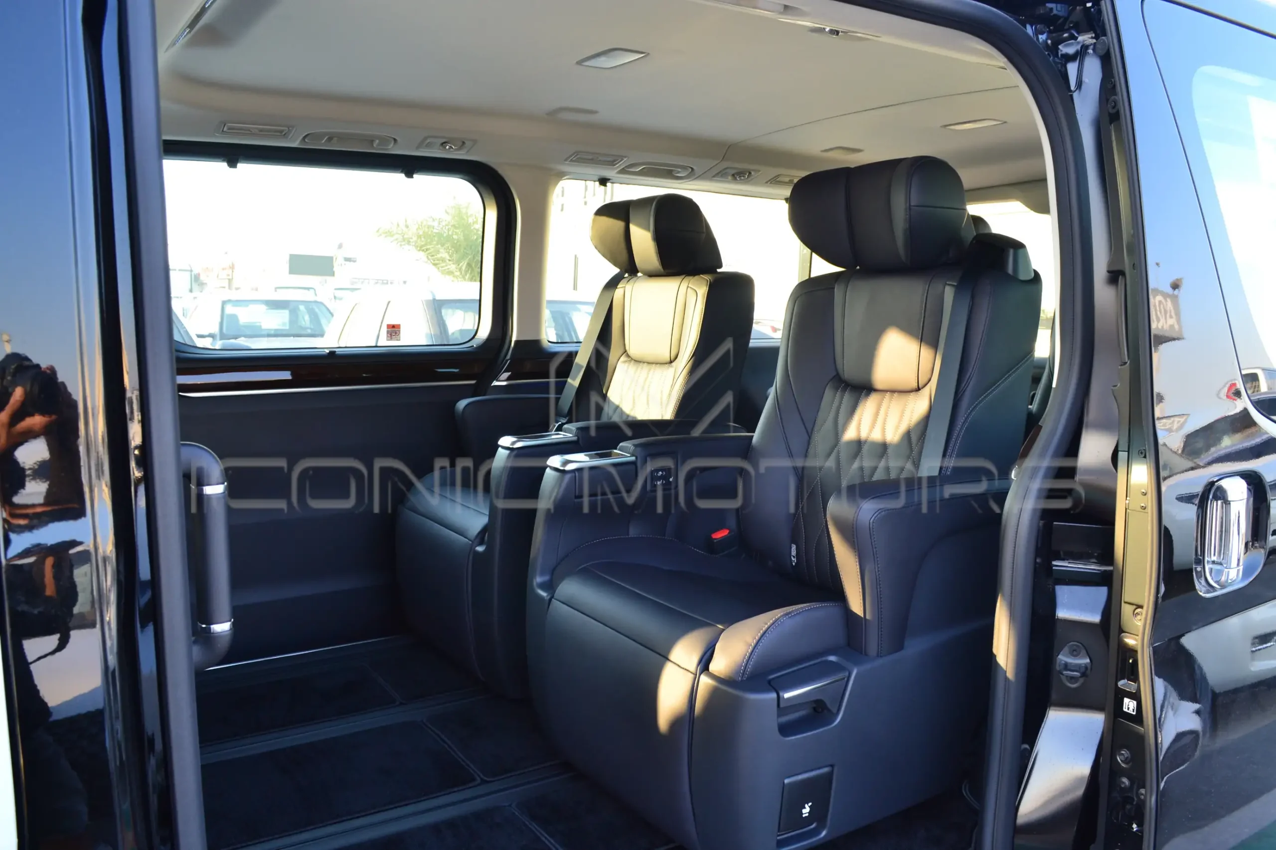 2024 TOYOTA GRANVIA 3.5L PREMIUM TG3081