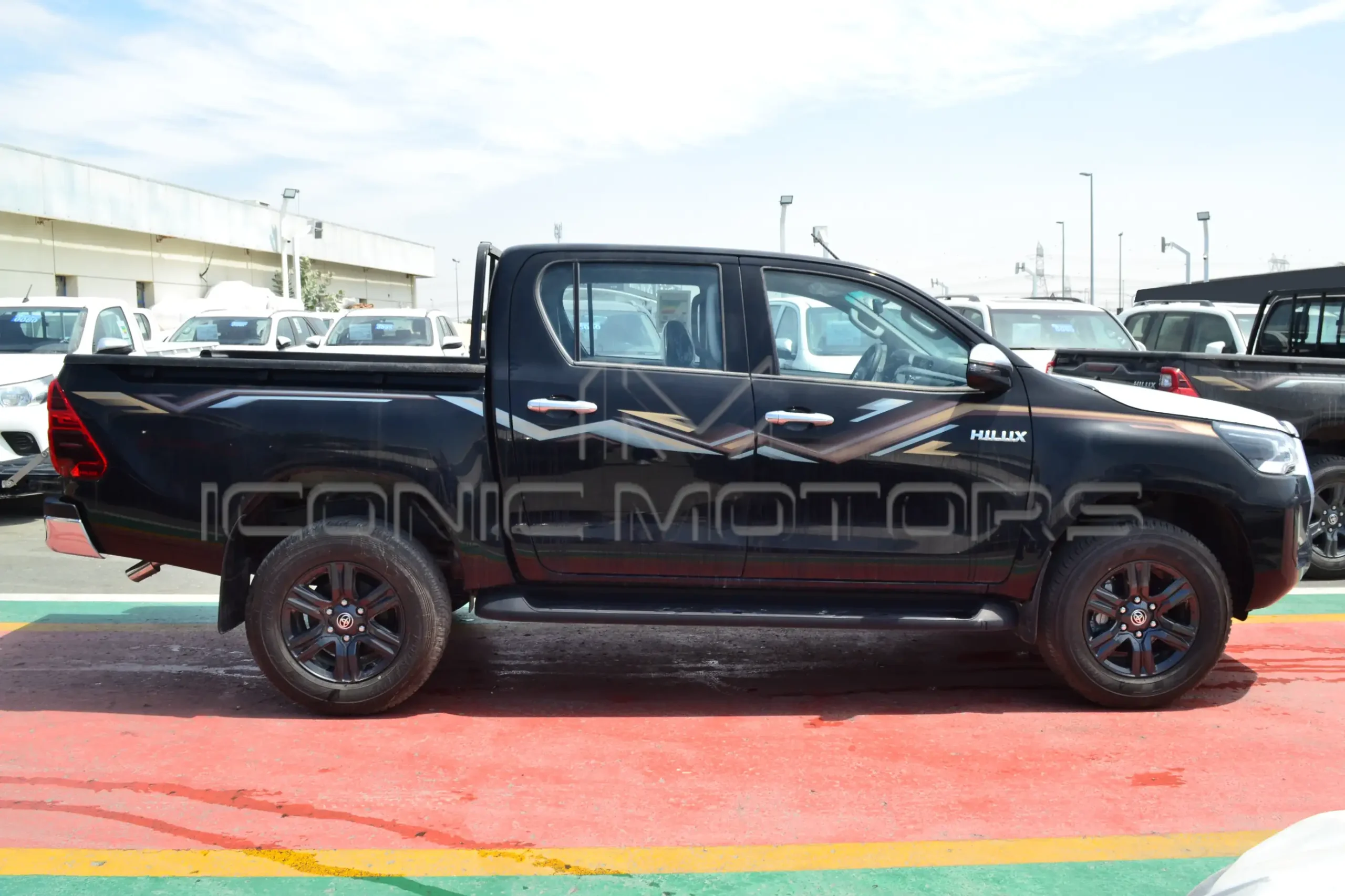 2024 TOYOTA HILUX DOUBLE CABIN 2.7L GLS M/T PETROL 4X4 SR5