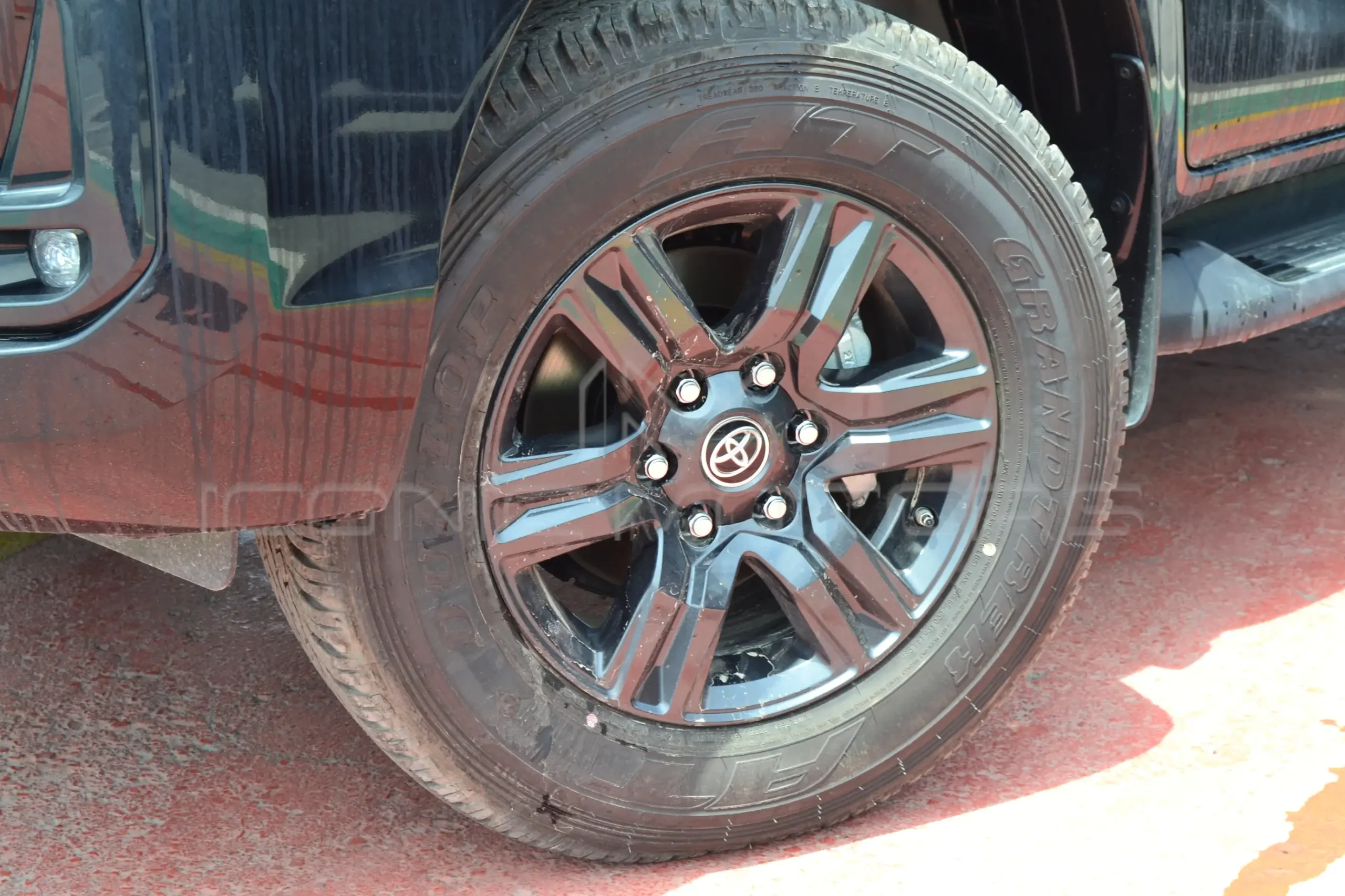 2024 TOYOTA HILUX DOUBLE CABIN 2.7L GLS M/T PETROL 4X4 SR5